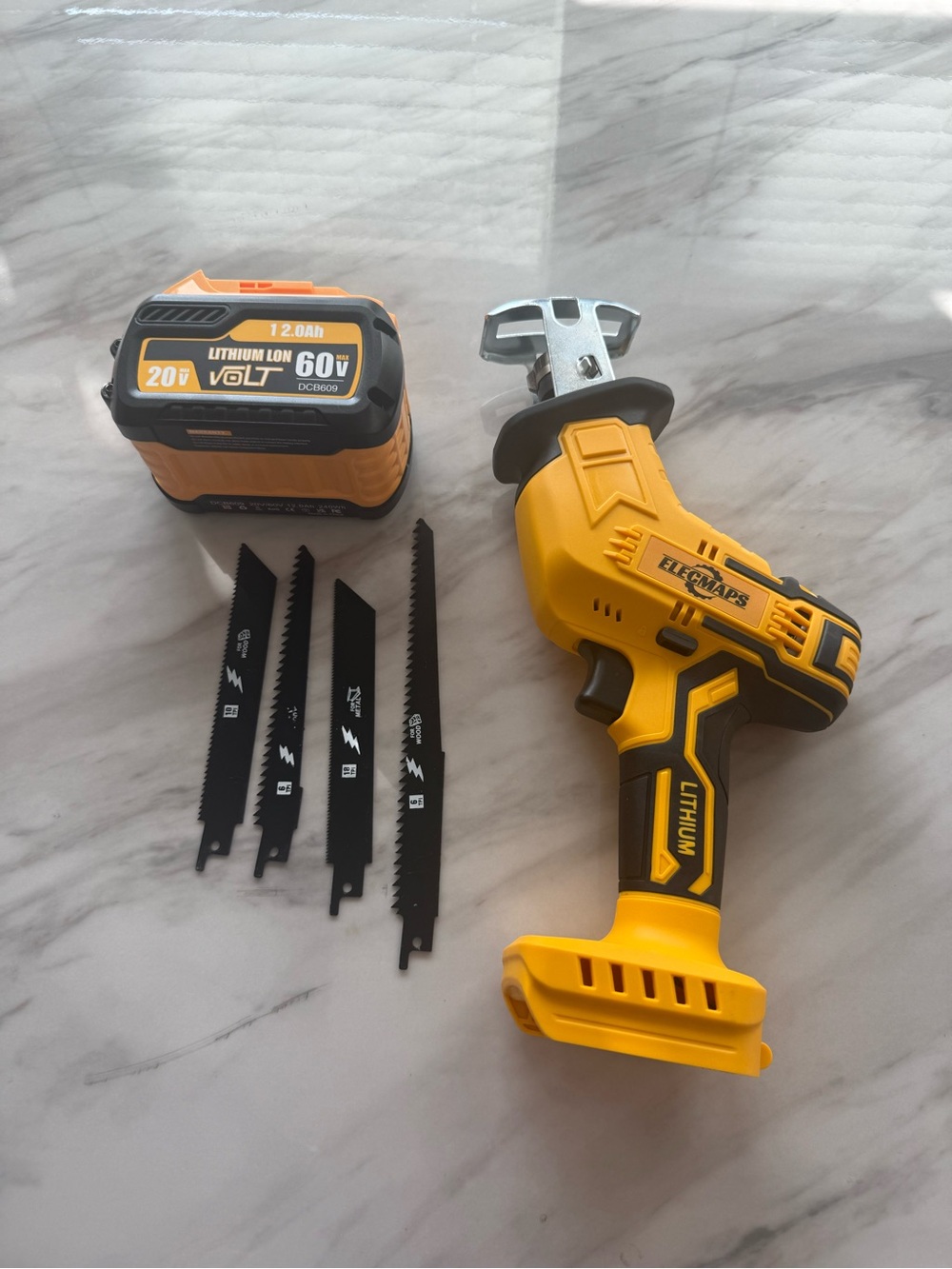 ELECMAPS 20V Cordless Reciprocating
Saw + 4 Blades and battery.